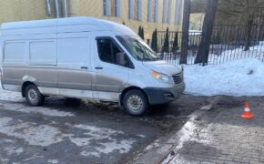 Микроавтобус сбила пенсионерку у споркомплекса в Фокино