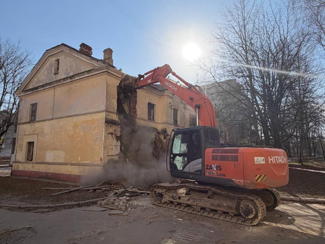 Аварийный дом снесли на улице Пушкина в Брянске