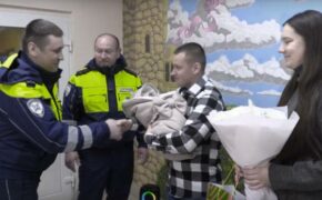 Брянские инспекторы ДПС помогли беременной женщине быстро добраться до роддома