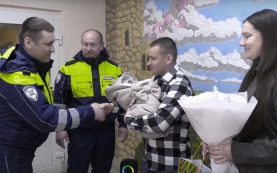 Брянские инспекторы ДПС помогли беременной женщине быстро добраться до роддома