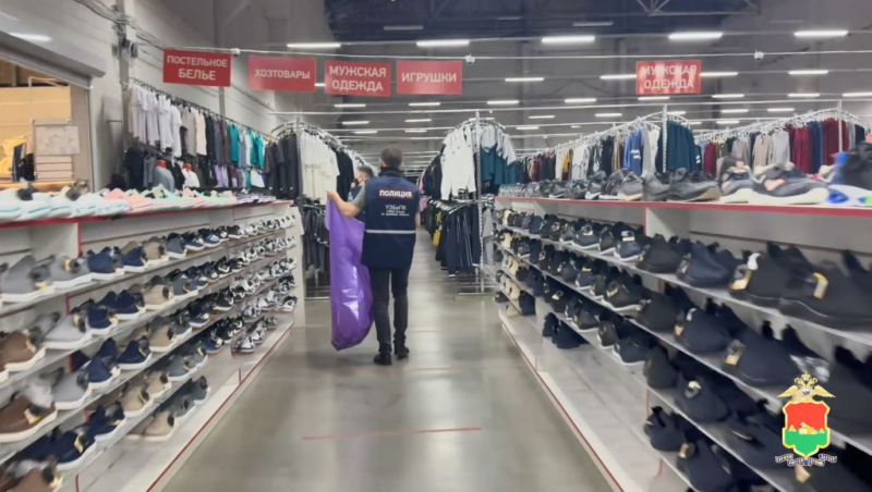 Торговлю контрафактной одеждой под видом известных брендов пресекли полицейские в Брянске