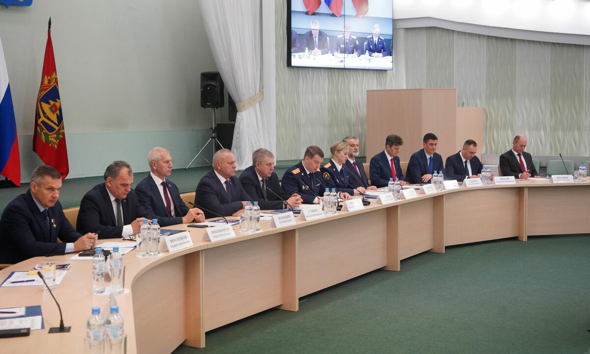 На заседании советов СУСК по Брянской области обсудили профилактику угроз нападений на объекты образования