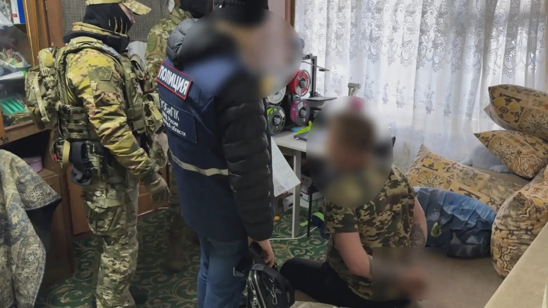 Брянские стражи порядка задержали подозреваемых в краже денег у участника СВО