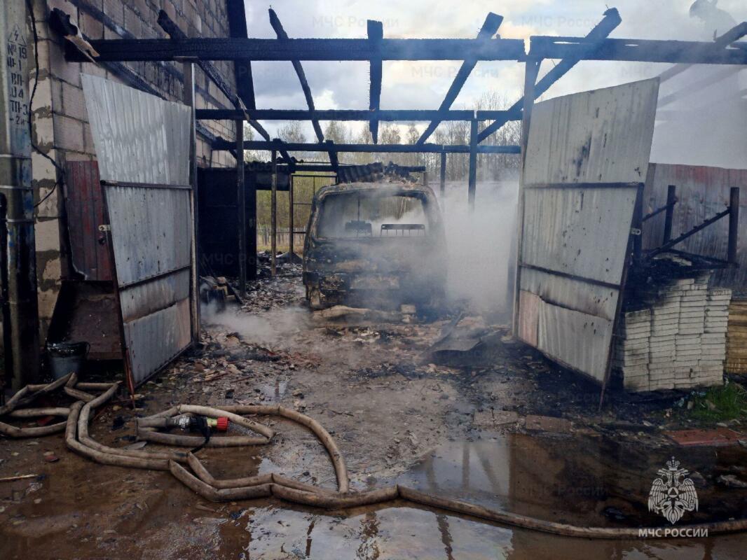 Автомобиль сгорел накануне в посёлке Суземка