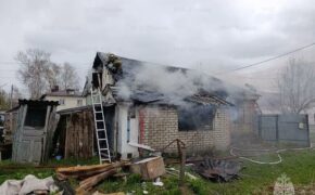 Жилой дом потушили три автоцистерны в Карачеве