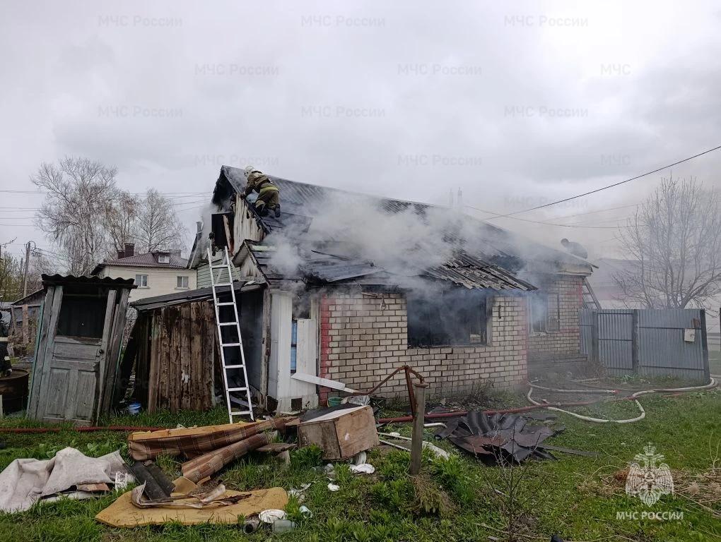 Жилой дом потушили три автоцистерны в Карачеве