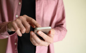 Полицейские вернули пенсионеру из Брянска похищенный телефон