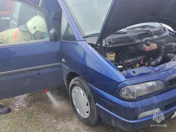 Легковой автомобиль потушили спасатели в понедельник в Фокино