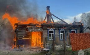 Огонь уничтожил жилой в Навлинском районе накануне