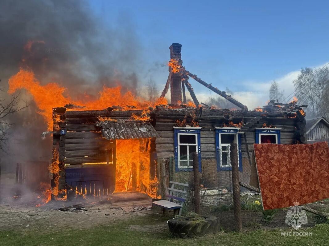 Огонь уничтожил жилой в Навлинском районе накануне