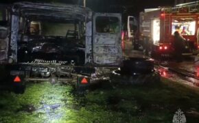 Автомобиль потушили спасатели в Карачеве ночью