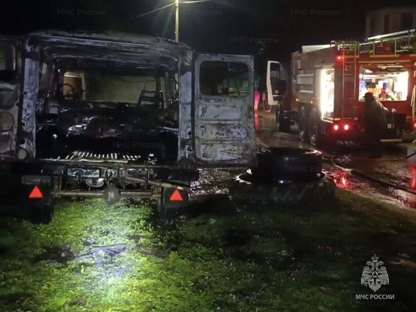 Автомобиль потушили спасатели в Карачеве ночью