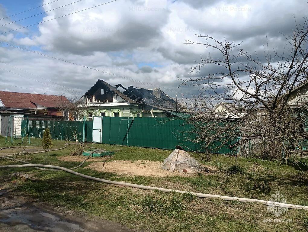 Крыша жилого дома загорелась в Клинцах в минувшую субботу