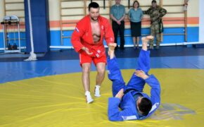 10-кратный чемпион мира провёл тренировку с брянскими таможенниками