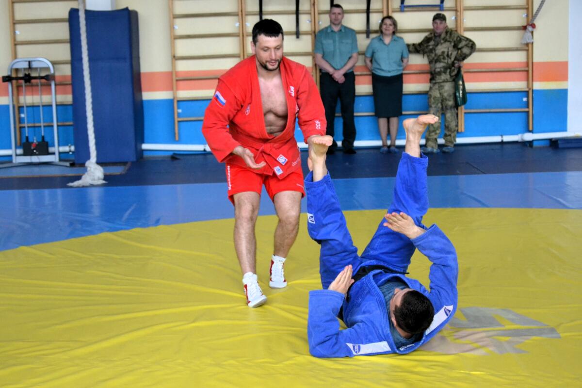 10-кратный чемпион мира провёл тренировку с брянскими таможенниками