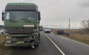 Легковушка столкнулась с фурой на трассе в Навлинском районе накануне