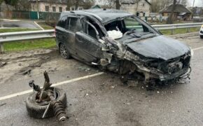 Легковушка и грузовик столкнулись на брянской трассе