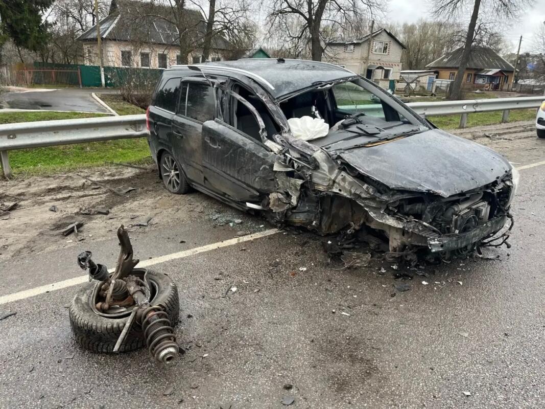 Легковушка и грузовик столкнулись на брянской трассе