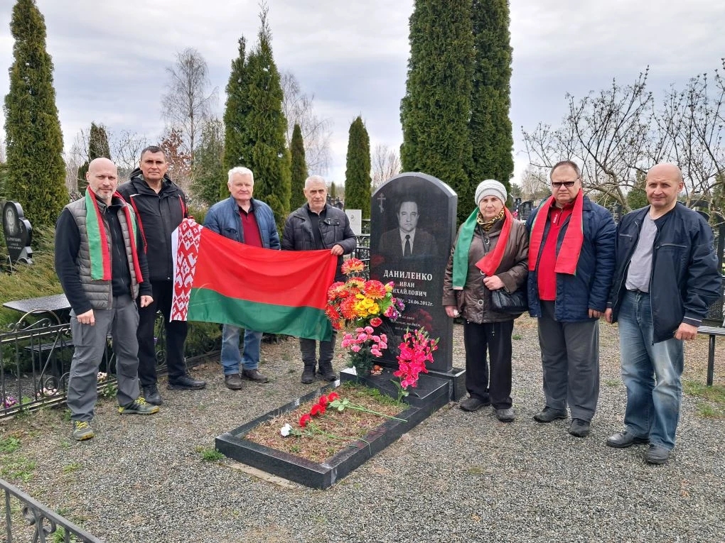 Белорусское землячество навело порядок на могилах брянских партизан