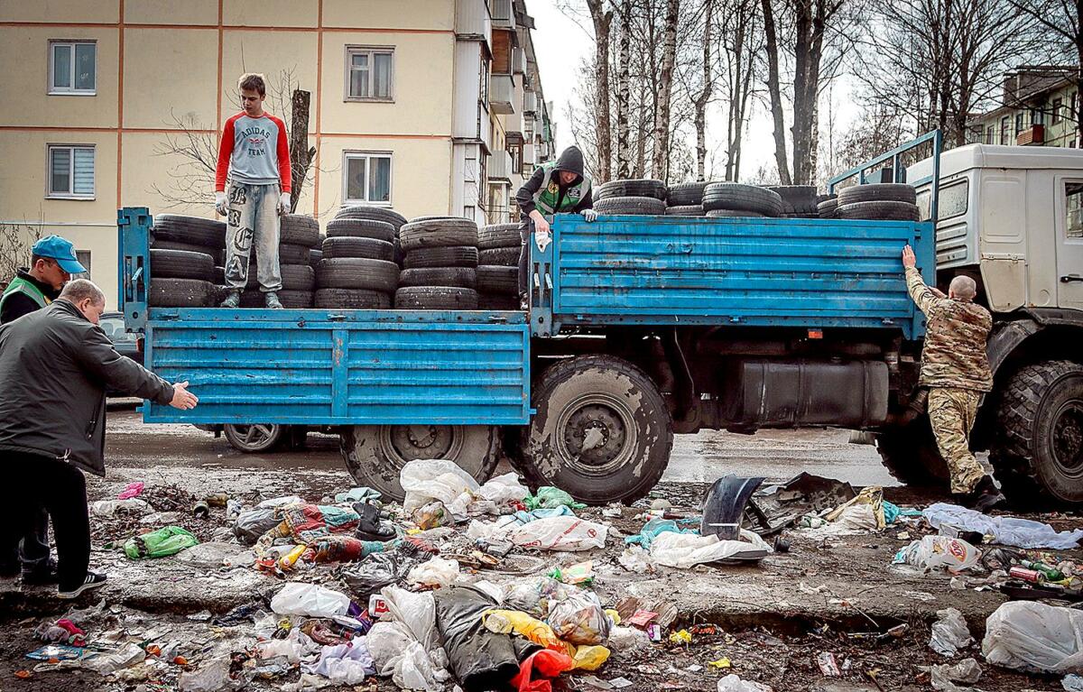 Мусор у бака, но не в баке: кто в Брянске отвечает за стихийные свалки
