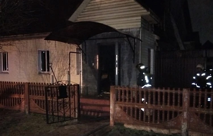 Пенсионера пострадал на пожаре в жилом доме в Брянске накануне