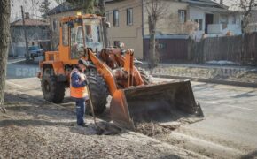 Техника и дворники убирают песок с дорог в Брянске