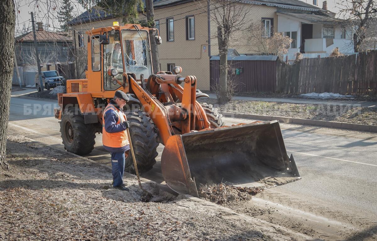 Техника и дворники убирают песок с дорог в Брянске