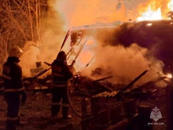 Жилой дом сгорел в Дубровском районе ночью
