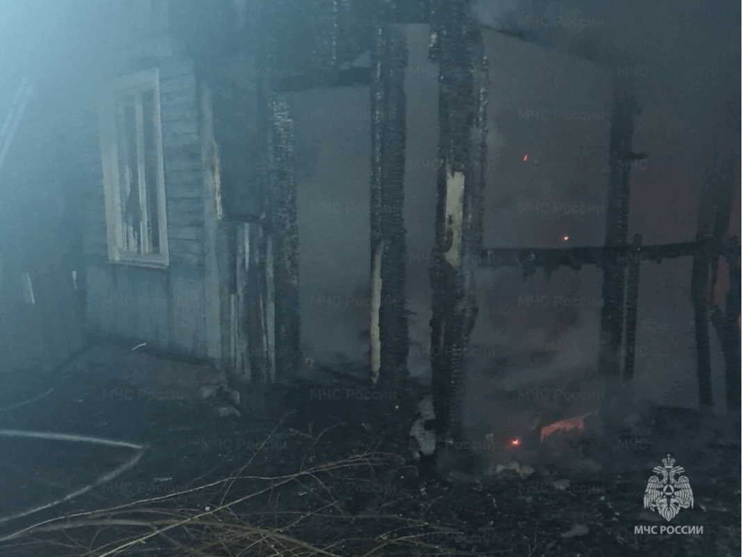 Человек погиб на пожаре в жилом доме в Клетне утром