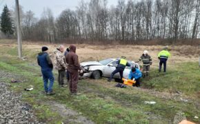 Автомобиль и пригородный поезд столкнулись в минувшую субботу в Почепском районе