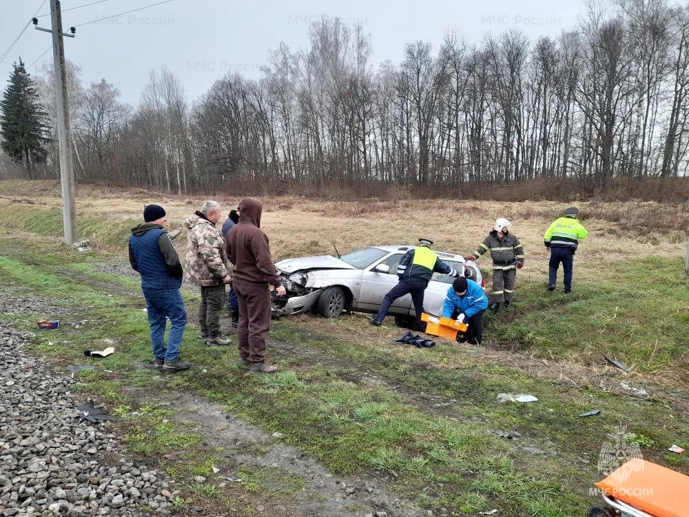Автомобиль и пригородный поезд столкнулись в минувшую субботу в Почепском районе
