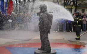 Памятник огнеборцу открыли в сквере в Брянске