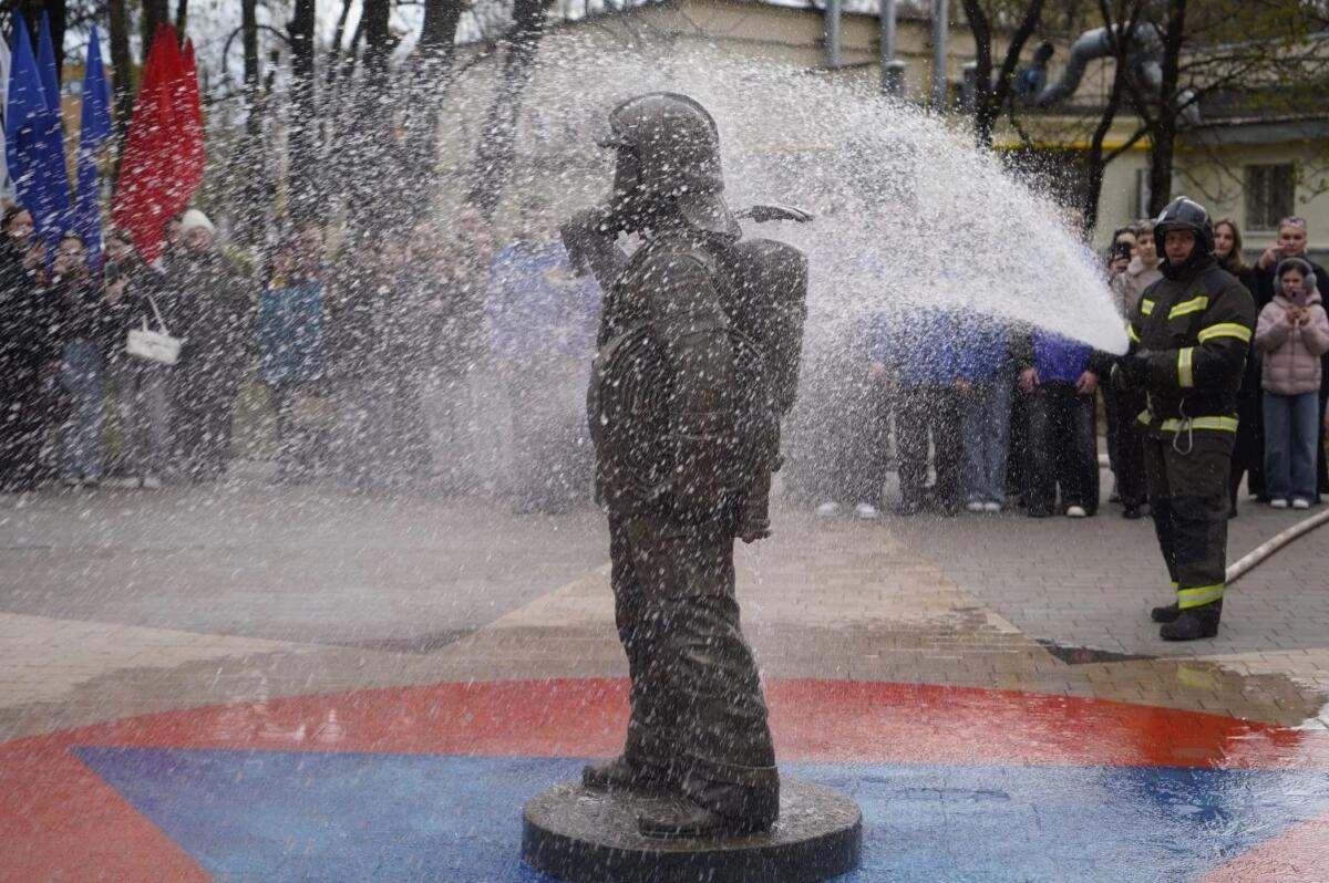 Памятник огнеборцу открыли в сквере в Брянске