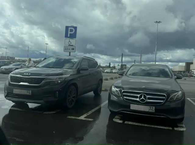 Двум водителям грозит штраф за парковку на местах для инвалидов в Брянске