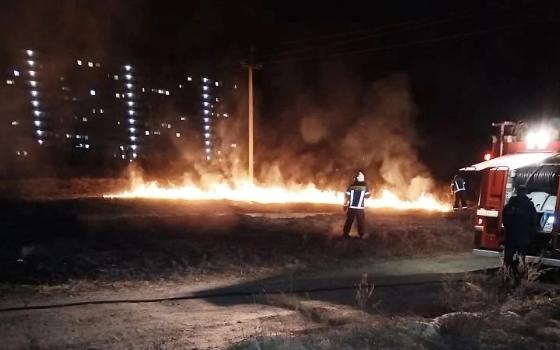 В посёлке Радица-Крыловка спасатели потушили сухую траву