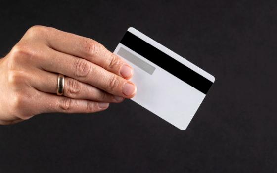 Кражу денег с утерянной банковской карты раскрыли брянские полицейские