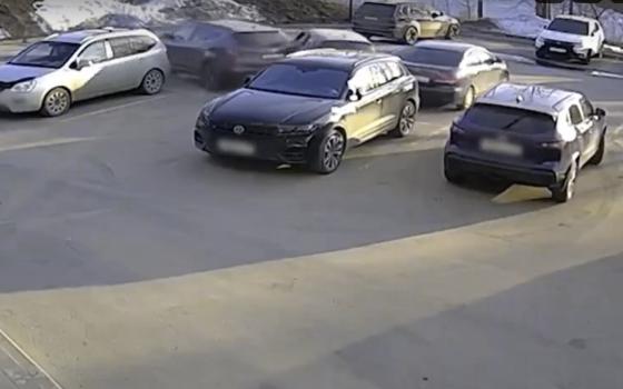 Нетрезвый водитель протаранил два автомобиля на парковке брянского ЖК