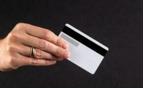 Кражу денег с банковской карты пенсионерки раскрыли полицейские в Брянске