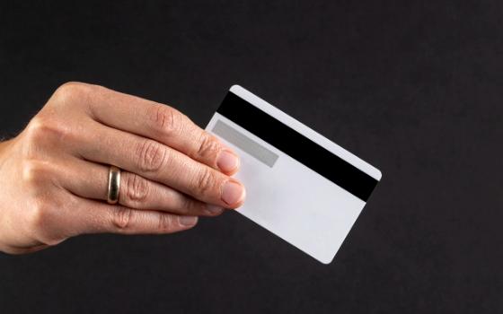 Кражу денег с банковской карты пенсионерки раскрыли полицейские в Брянске