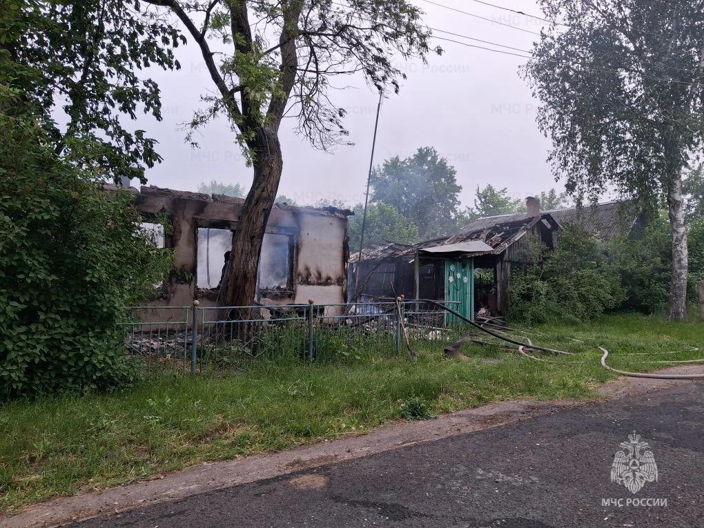 Мужчина и женщина погибли на пожаре в Гордеевском районе накануне