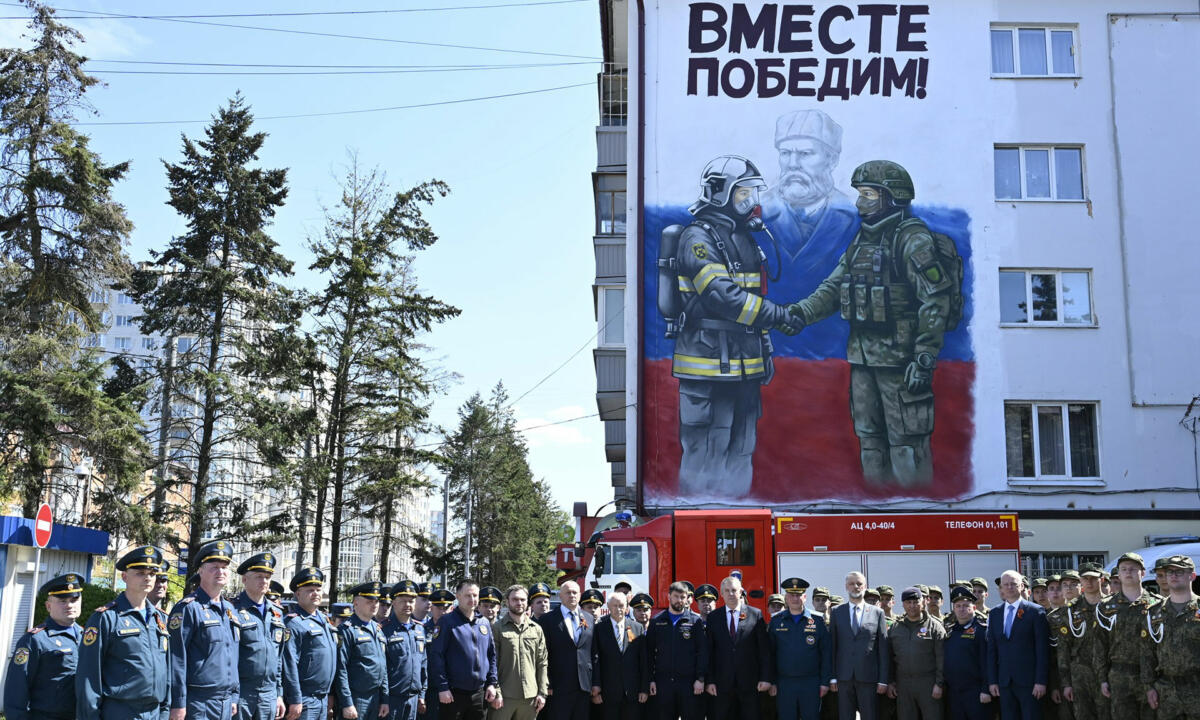 На фасаде дома в Брянске открыт мурал Вместе победим!