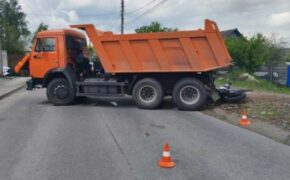 Два мотоциклиста врезались в грузовик в Брянске