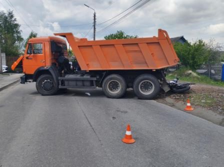 Два мотоциклиста врезались в грузовик в Брянске