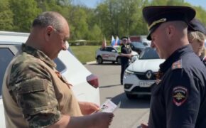 Сотрудники ГИБДД поздравили водителей с Днём Победы