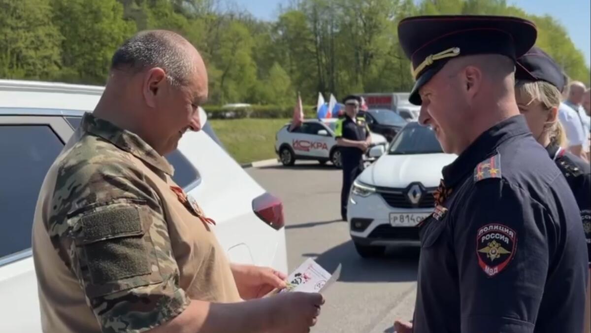 Сотрудники ГИБДД поздравили водителей с Днём Победы