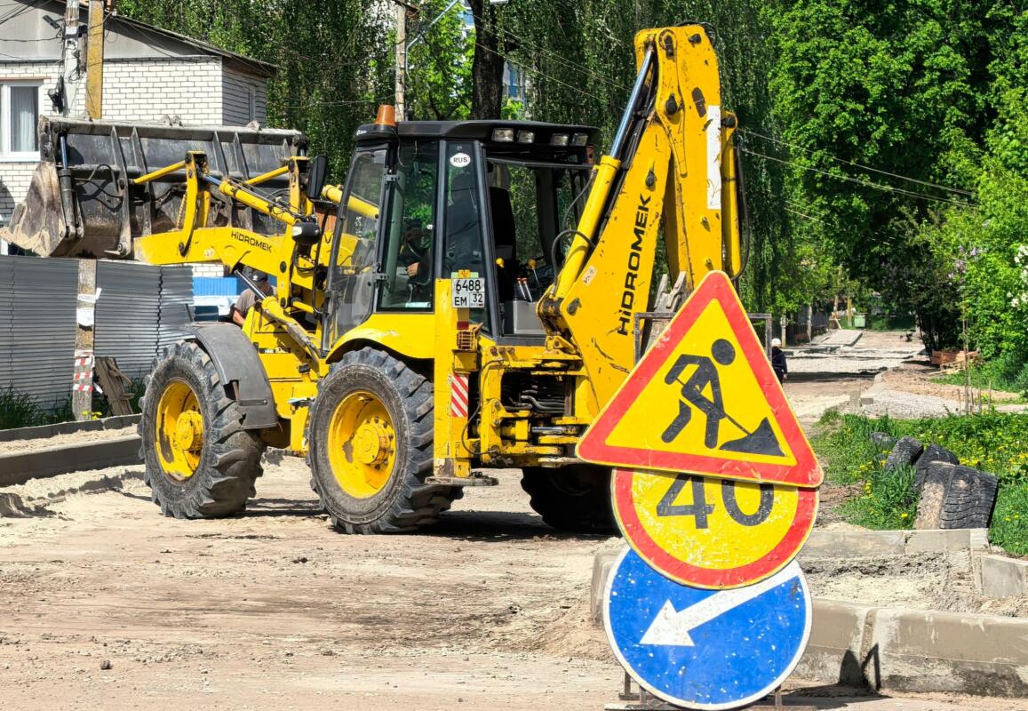 На улице Бондаренко в Брянске строят тротуары