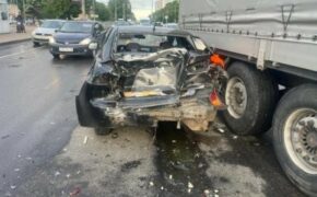 Иномарка столкнулась с грузовиком и автобусом в Брянске накануне