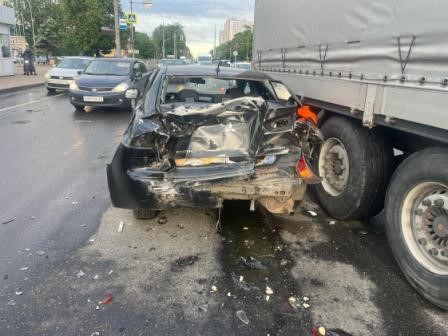 Иномарка столкнулась с грузовиком и автобусом в Брянске накануне