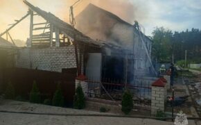 Жилой дом и гараж загорелся в Дятьково накануне вечером