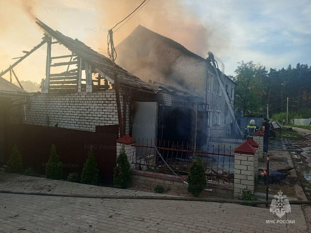Жилой дом и гараж загорелся в Дятьково накануне вечером